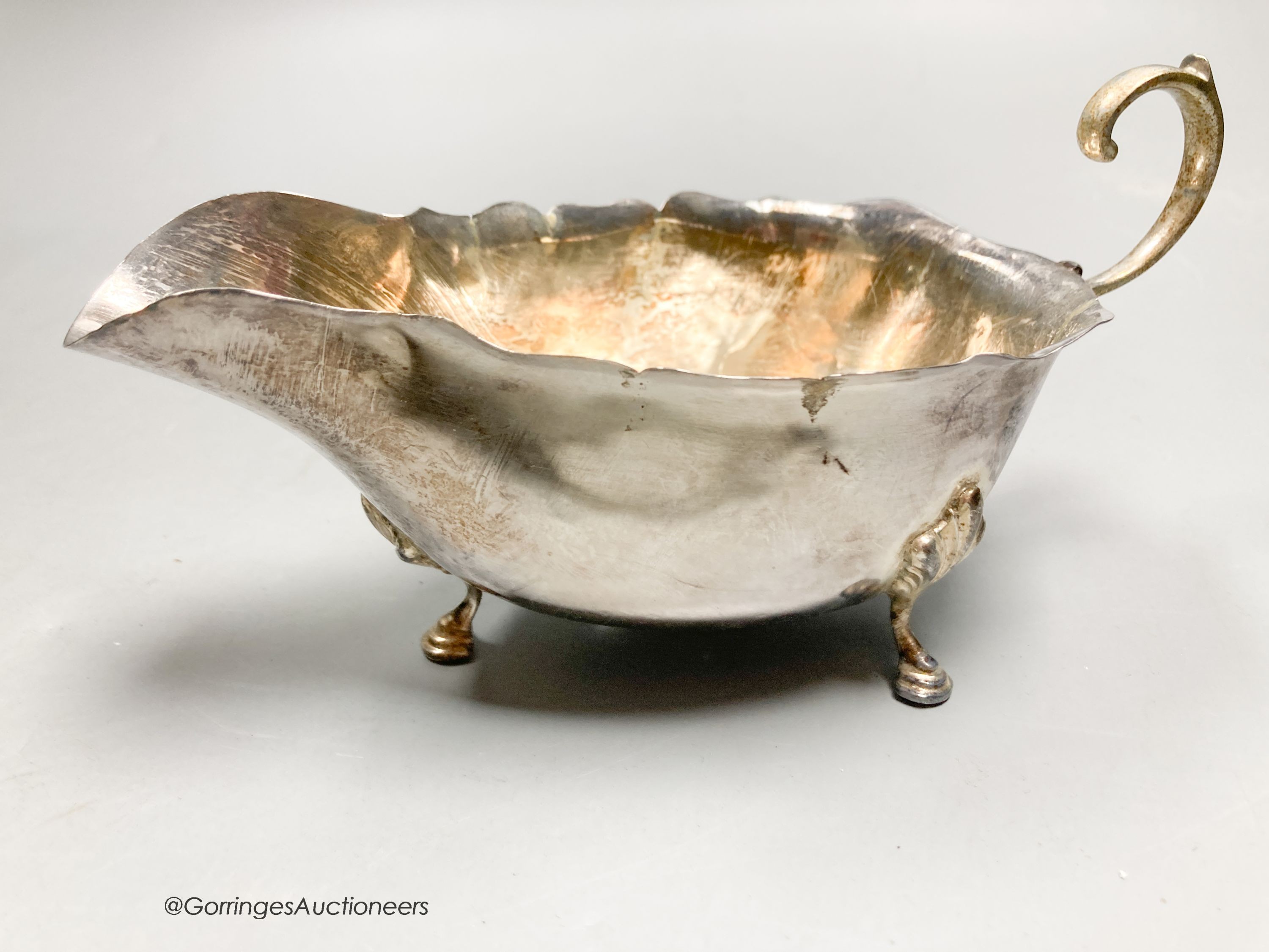 A cased 1920's silver porringer and spoon and cased sauceboat, 6.5oz.